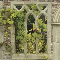 Gotisches Fenster für Mauerruine - Heawood von Gartentraum.de