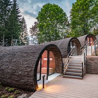 Große runde Outdoor Bio Sauna mit 12 bis 18 Plätzen - individuelle Gestaltung - Shell / Außenverkleidung aus Cortenstahl von Gartentraum.de