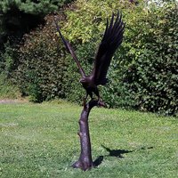Großer Adler fliegt von Baum ab - Bronze Vogelskulptur - Adler Moa von Gartentraum.de