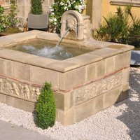 Großer Gartenbrunnen eckig mit Löwen Wasserspeier & Putten - Boddle Fountain von Gartentraum.de