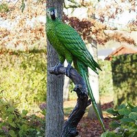 Grüner Ara auf Ast aus Bronze als Gartenskulptur - Papagei Tommi von Gartentraum.de