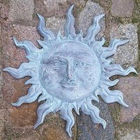 Hellblaues Wandrelief Sonne aus Bronze - Sonne Lio von Gartentraum.de
