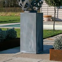 Hohes Metall Podest für Gartenskulpturen - Stahl & Cortenstahl - Ferulano Greno / 150x45x45cm (HxBxT) / Stahl galvanisiert von Gartentraum.de
