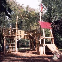 Holz Spielburg mit drei Türmen, Kletterwand und Brücke - Spielburg Plumpudding Castle von Gartentraum.de