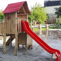 Holz Spielhaus mit Treppe und Rutsche zum Spielen für Kinder - Stelzenhaus Astrid von Gartentraum.de