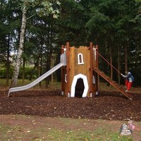 Holz Spielturm für Kinder mit Edelstahl Rutsche und Kletterwand - Spielturm Rapunzel von Gartentraum.de