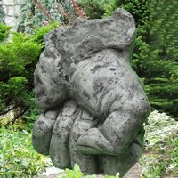 Imposante Steinguss Faust als dekorative Gartenskulptur - Gaya / Antikgrau von Gartentraum.de