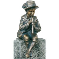 Junge mit Flöte sitzt - Besondere Gartenfigur aus Bronze - Flötenspieler Erwin / 16x8x8cm (HxBxT) von Gartentraum.de