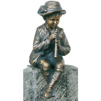Junge mit Flöte sitzt - Besondere Gartenfigur aus Bronze - Flötenspieler Erwin / 50x25x26cm (HxBxT) von Gartentraum.de