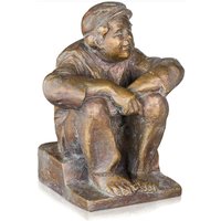 Junge sitzt auf Treppe - limitierte Künstler Bronzedeko - Heiterer Schlingel von Gartentraum.de