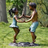 Junge & Mädchen tanzen - Lebensgroße Kinderfigur aus Bronze - Dancing Kids von Gartentraum.de