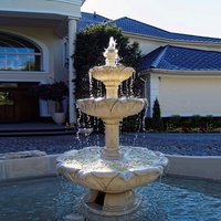 Kaskaden Brunnen aus Steinguss mit Brunnenschalen in Form von Lotusblüten - Vittorio / Tyrolia von Gartentraum.de