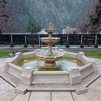 Kaskadenbrunnen mit blütenförmigen Schalen - Brunnen Komplett Set inklusive Einfassung & Pumpe - Mirella / Olimpia von Gartentraum.de