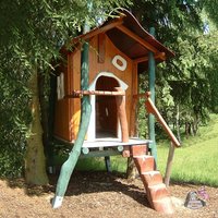 Kinder Holzhaus mit Treppe für den Abenteuerspielplatz oder daheim - Stelzenhaus Villa Kunterbunt von Gartentraum.de
