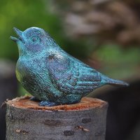 Klassische Vogelfigur - Vogel sitzt - aus Bronze für draußen - Kanu von Gartentraum.de