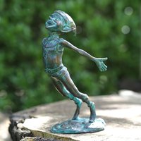 Kleine Kobold Gartenfigur aus Bronze ist heiter - Pixie Linna von Gartentraum.de