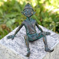 Kleiner Kobold sitzt und lacht - mystische Gartenfigur aus Bronze - Pixie Lizzi von Gartentraum.de