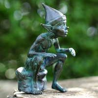 Kleiner Kobold sitzt und schaut - Bronze Gartendeko Figur - Pixie Fiffi von Gartentraum.de