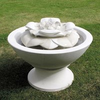 Kleiner Stein Gartenbrunnen mit Blüte - rund - Nymphea / mit Podest / Portland Weiß von Gartentraum.de