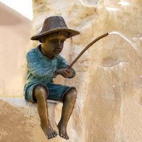 Kleiner sitzender Junge mit Hut hält Angel - Bronze Wasserspeier - Fischerjunge Pier von Gartentraum.de