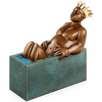 König sitzt in Wanne - farbige Bronzeskulptur mit Krone - Königliches Bad von Gartentraum.de