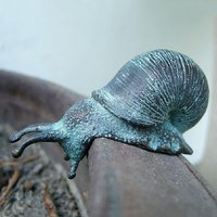 Kriechende Bronze Schnecke als Deko für Pflanztöpfe und Steine - Schnecke Glu von Gartentraum.de