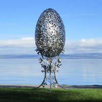 Kunstvolle Ei Gartenplastik mit Gestell - Metall - Iqanda / Edelstahl von Gartentraum.de