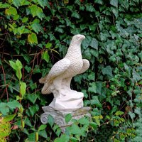 Kunstvolle Vogelfigur für den Garten - Falke sitzt auf Stein - Vincenzo / Olimpia von Gartentraum.de