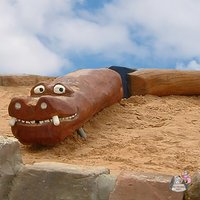 Lange Holzfigur für den Sandkasten zum Balancieren oder Sitzen - Ludwig Lindwurm von Gartentraum.de