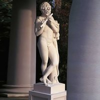 Lebensgroße Flötenspieler Skulptur / Steingrau von Gartentraum.de