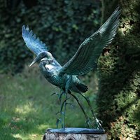 Lebensgroßer Kranich aus Bronze startet Flug im Schilf - Kranich Mura von Gartentraum.de