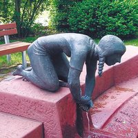 Limitierte Bronze Mädchenskulptur als Wasserspiel - Mädchen, kniend von Gartentraum.de