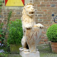 Löwe Steinfigur Sitzend mit Schild - Leobald / Antikgrau von Gartentraum.de