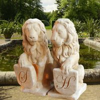Löwen Steinfiguren mit Schild - Sam & Rima / Sand von Gartentraum.de