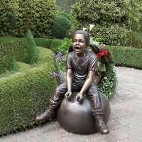 Mädchen sitzt auf Hüpfball - Bronzeskulptur - Mädchen mit Hüpfball von Gartentraum.de