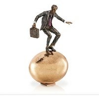 Mann auf goldener Kugel - limitierte Bronzeskulptur - Balance auf goldenem Ei von Gartentraum.de