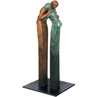 Mann und Frau umarmen sich - Bronzeskulptur farbig - Tendresse von Gartentraum.de