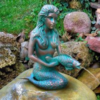 Meerjungfrau mit Fisch - Kunstvoller Steinguss Wasserspeier für den Teich - Nektaria / Ottona von Gartentraum.de