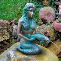Meerjungfrau mit Fisch - Kunstvoller Steinguss Wasserspeier für den Teich - Nektaria / Ottona Meerjungfrau mit Fisch - Kunstvoller Steinguss Wasserspeier für den Teich - Nektaria / Ottona von Gartentraum.de