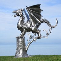 Metall Drache steht auf Baum - Große Gartenfigur - Matos auf Baum / Edelstahl von Gartentraum.de