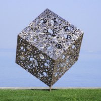 Metallische Würfel - Skulptur mit Blättermotiv  - Kostka / Edelstahl von Gartentraum.de