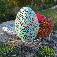 Metallisches Eiernest mit floralen Ornamenten - Tojas / Stahl - Bunt Metallisches Eiernest mit floralen Ornamenten - Tojas / Stahl - Bunt von Gartentraum.de