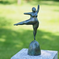 Moderne Bronze Frauenfigur - Oppulente Dame tanzt - Mia Dancing von Gartentraum.de