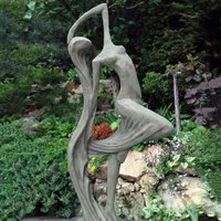 Moderne Gartenskulptur aus Steinguss - tanzende Frauen Figur - Carlotta / Antikgrau von Gartentraum.de