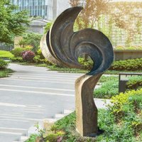 Moderne XXL Gartenplastik aus Steinguss in antikgrün - Nijinsky von Gartentraum.de