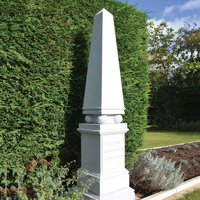 Obelisk aus Sandsteinguss mit Sockel zur Gravur - Berthun Park / Terrakotta von Gartentraum.de