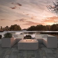 Outdoor Loungeecke mit Sofas, Feuerstelle und Pflanzkübeln aus Beton - Evelina von Gartentraum.de