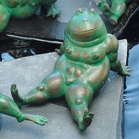 Robuste Bronze Froschfigur mit grüner Patina - Frieda von Gartentraum.de