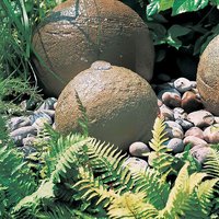 Robuster Kugel Quellstein aus Stein für den Garten - Pallare / 25,5cm (Dm); 16kg von Gartentraum.de