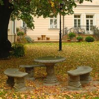 Romantische Sitzgruppe - Runder Steinguss Tisch und halbrunde Bänke mit Fisch Motiv - Semele / Olimpia von Gartentraum.de
